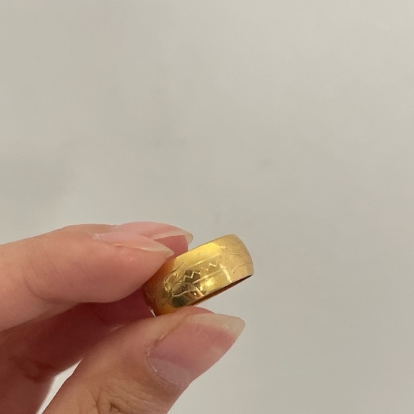 Gold tone engraved band ring - Picture 5 of 5